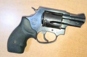 Policía apresa al responsable de herir a otra persona con arma de fuego en la provincia Bahoruco y recupera el arma utilizada.