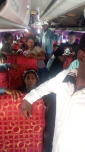 EL CORONEL PEREZ DETIENE ABUSIVAMENTE AUTOBUS EN EL CRUCE DE VICENTE NOBLE HACIENDO QUE REGRESE A SANTO DOMINGO